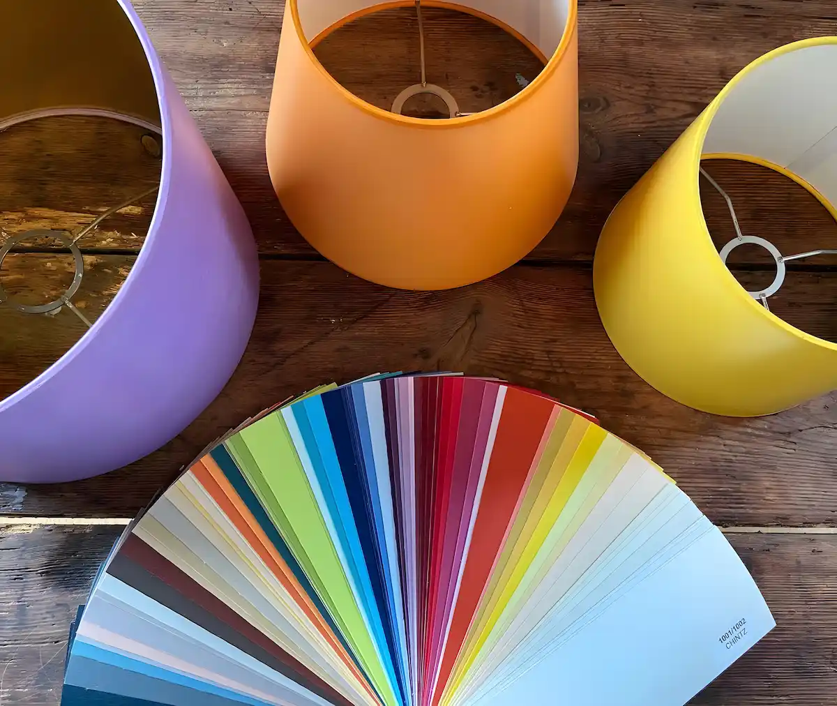 Farbpallette Mit 3 Bunten Schirmen Auf Einem Tisch