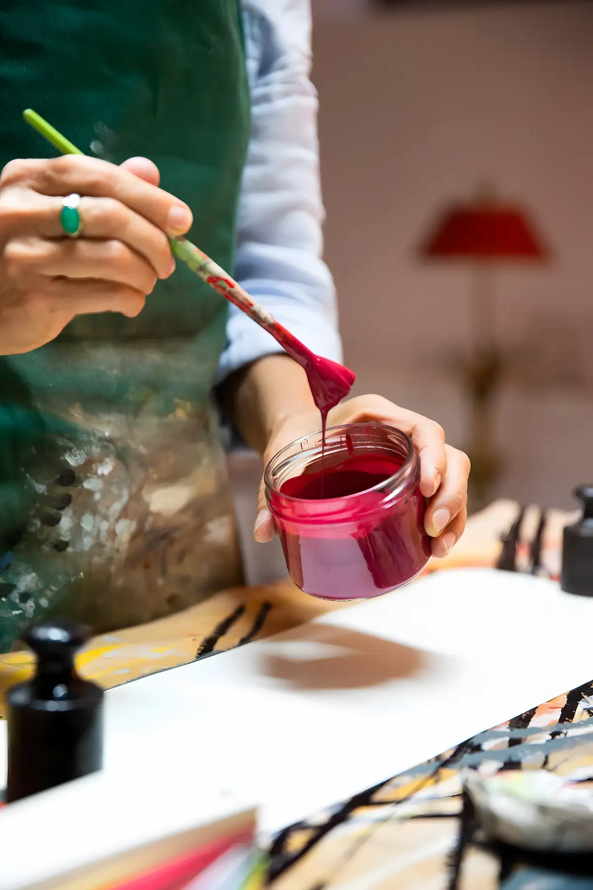 Hand Haellt Farbpinsel Und Glas Mit Roter Farbe